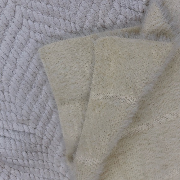 Do Everything In Love White Fuzzy Hooded Vest - Picture 7 of 8